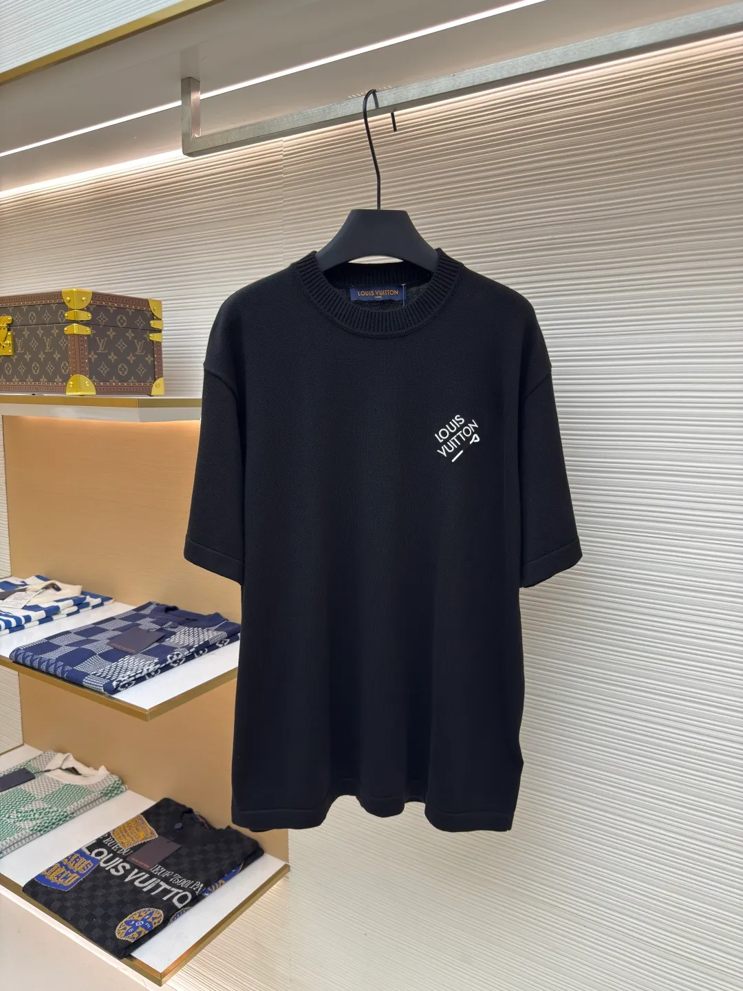 LOUIS VUITTON embroidered letter pin short sleeves ●Authentic product: Purchased and developed by 7089 ●Item number: 1680114-A50 ●Fabric: Dyeing fully combed cotton yarn weaving ●Technology: Weaving technology ●Version: Fitted version ●Weight: about 335 grams ●Size: XS-S-M-L ●Description: Weaved using custom-woven, custom-dyed, fully combed 100% cotton yarn. A 14-needle computerized flat knitting machine is used to weave single-sided wool tissue according to the original version. The entire garment piece takes 6-7 hours per piece. The letters on the chest are sewn at a ratio of 1:1. All details are processed and finished by hand. The next operation can only be carried out after manual thread picking, knotting, inspection, and spot checks. Partial jacquard on one side requires a long time on the loom, the loss variables are unstable, and the scrap rate is high; especially for customized dyeing according to the Y version, to distinguish the wrong color and the big head version on the market. The overall wiring is straight and delicate, the fabric is comfortable and soft, and the color is consistent without color difference. It can be matched with the same style to create a fashionable look and control various occasions. Customized accessories, complete with three standards, same style for men and women!
